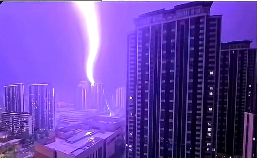 夜里一声闷响，安溪一座庙挨了“紫雷”，四大天王脸被熏黑；旁边就立着高压线塔，网友