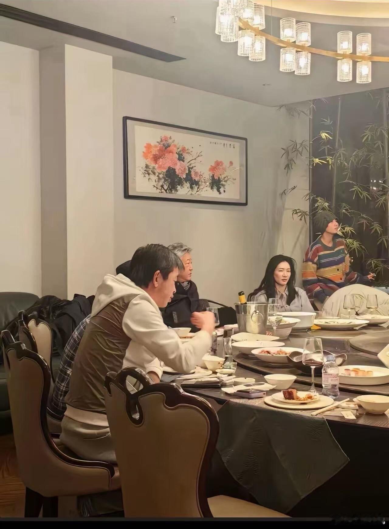 江疏影素颜聚餐状态江疏影线下聚餐被偷拍 这是《醒来》剧组的聚餐吧？女明星也逃不开