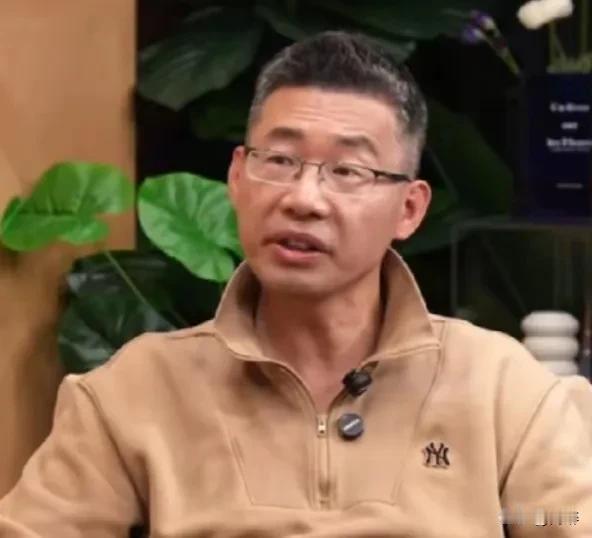 总以清华大学教授示人的某位公知，其实早已经和清华没有丝毫关系了，他之所以死抱着这