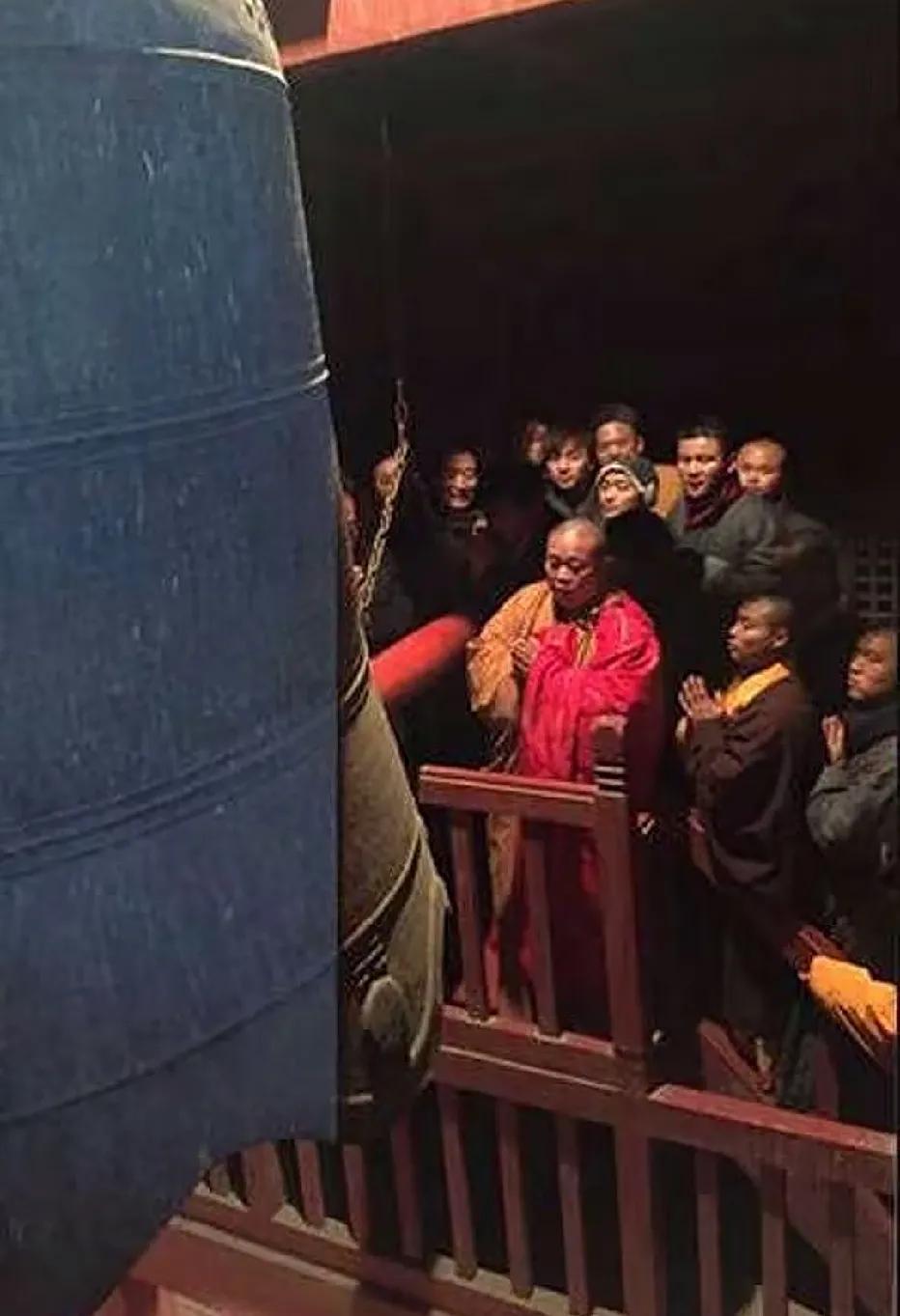王宝强和少林寺住持一起守夜过年。
作为少林寺的杰出弟子，王宝强一直对少林寺怀有深