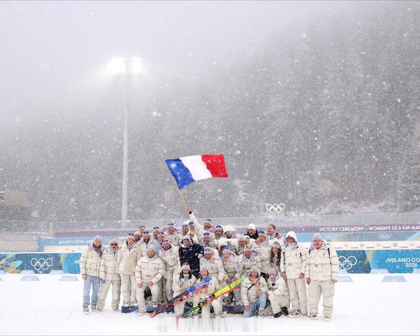 法国总统马克龙发推感谢法国冬季两项 队：“太震撼了。一切都在一个疯狂至极的冲刺中