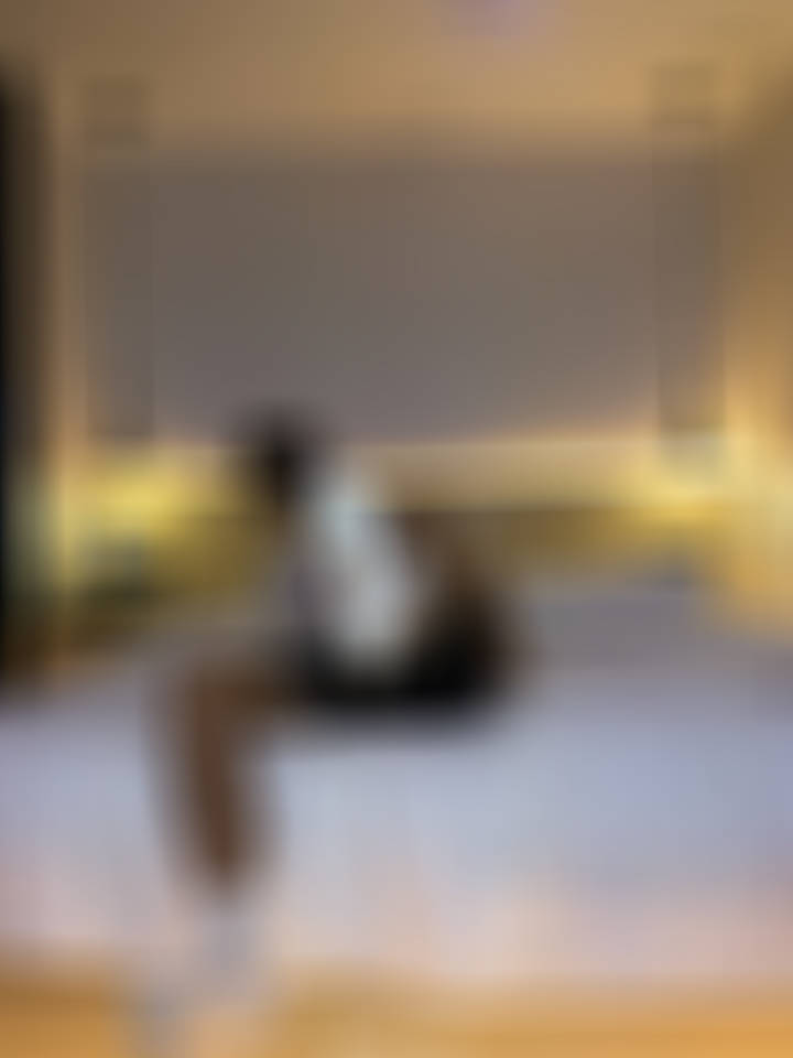白 