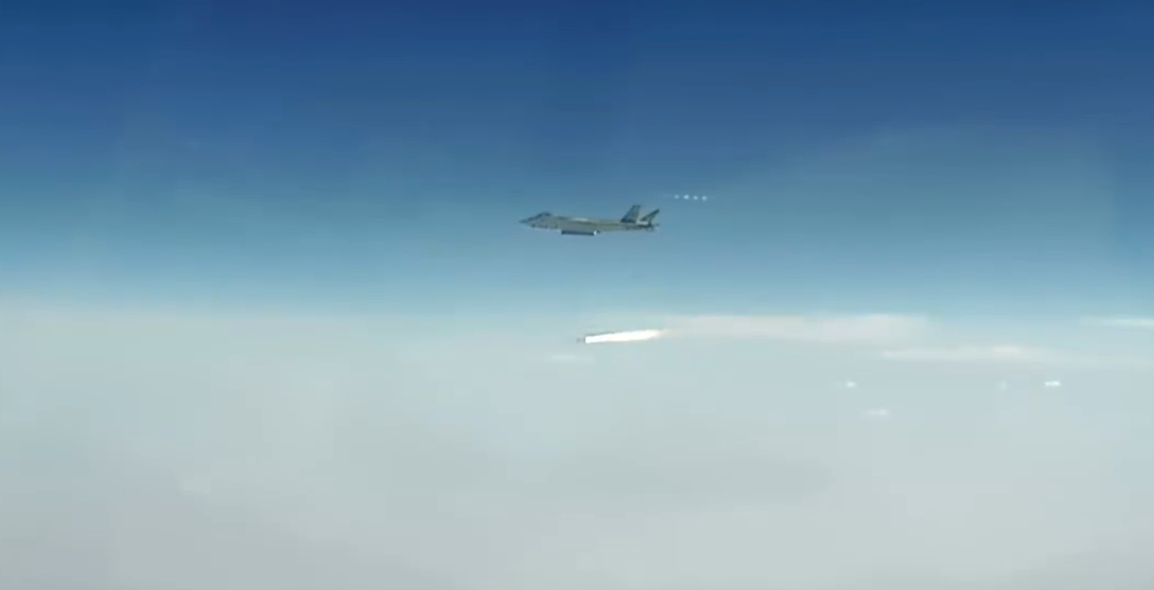 歼20机腹弹舱发射导弹 ​​​