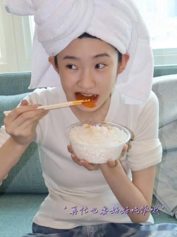 张艺凡用手语回应听障观众 被张艺凡的温柔狠狠治愈，认真比出手语回应观众，甜美又纯