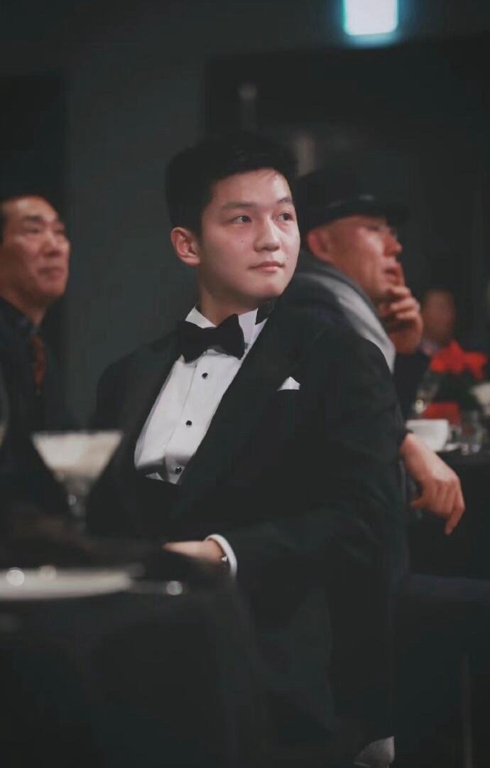 樊振东 樊振东✖️西装｜魅力东东🤵这谁顶得住呀‼️🏆【国乒之光，西装绅士樊振