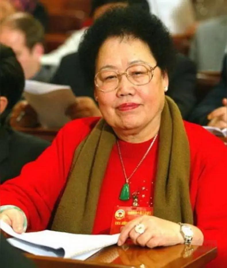 1959年，18岁的陈丽华 嫁给了北京电信系统某高管，生下三个孩子后，二人因性格