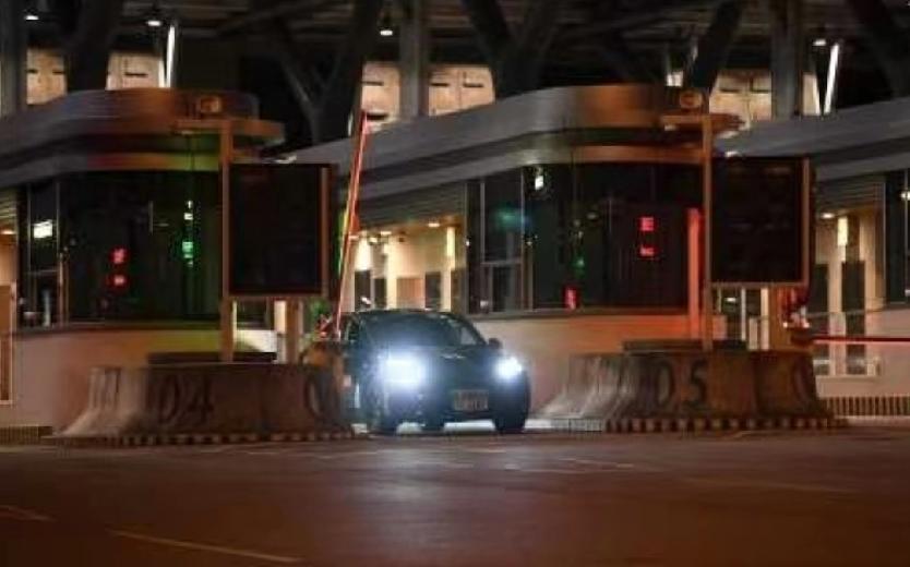 粤车南下需注意，因历史原因，香港采用“左上右下”道路设计，内地则是“右上左下”。