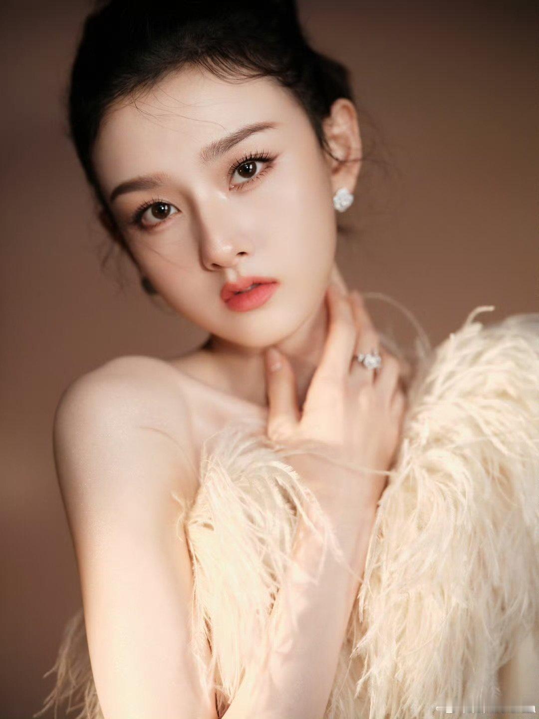 宋祖儿你是一块青提小蛋糕 看了路透终于懂为什么叫青提小蛋糕——绿白穿搭清清爽爽，