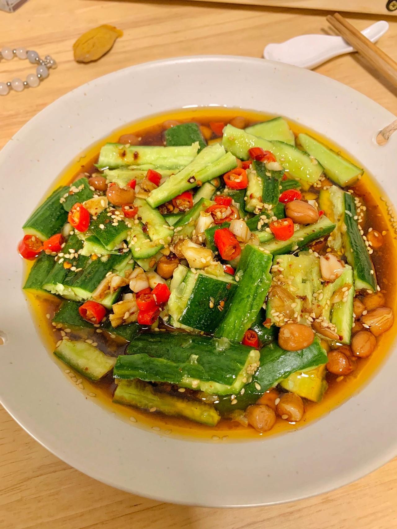 清脆爽口，清凉夏日必备，拍出清新的味道～
一口咬下！爽脆满溢！酸辣过瘾！超级开胃