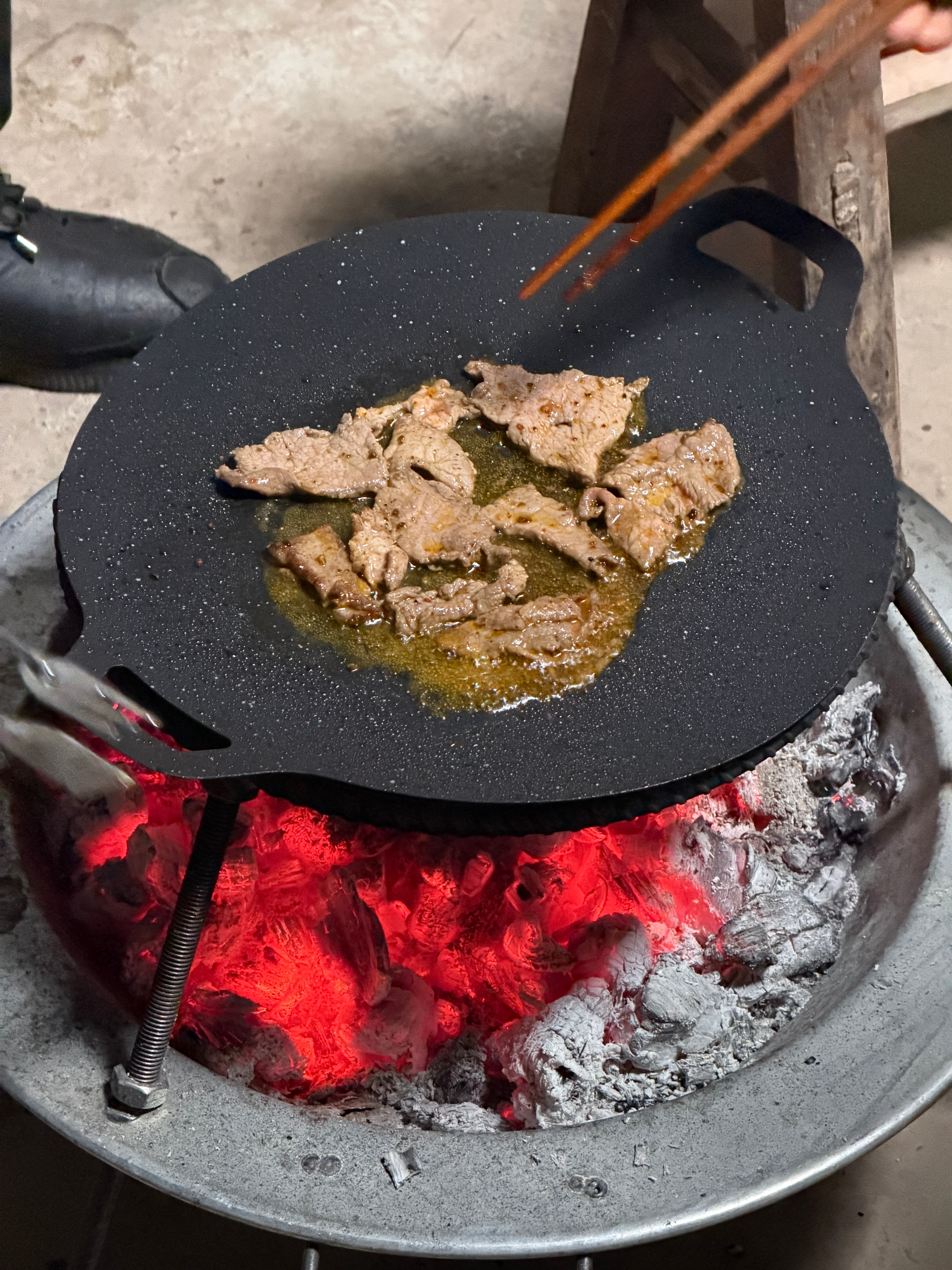 李老师亲自下厨农村木炭铁板烤肉好香啊