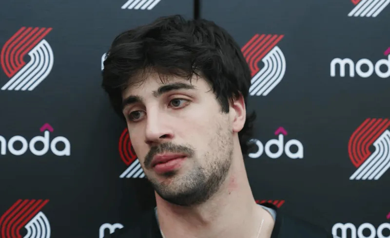 #阿夫迪亚谈带伤上阵# 在今日的开拓者队内训练结束后，阿夫迪亚表示：“上一场我撞