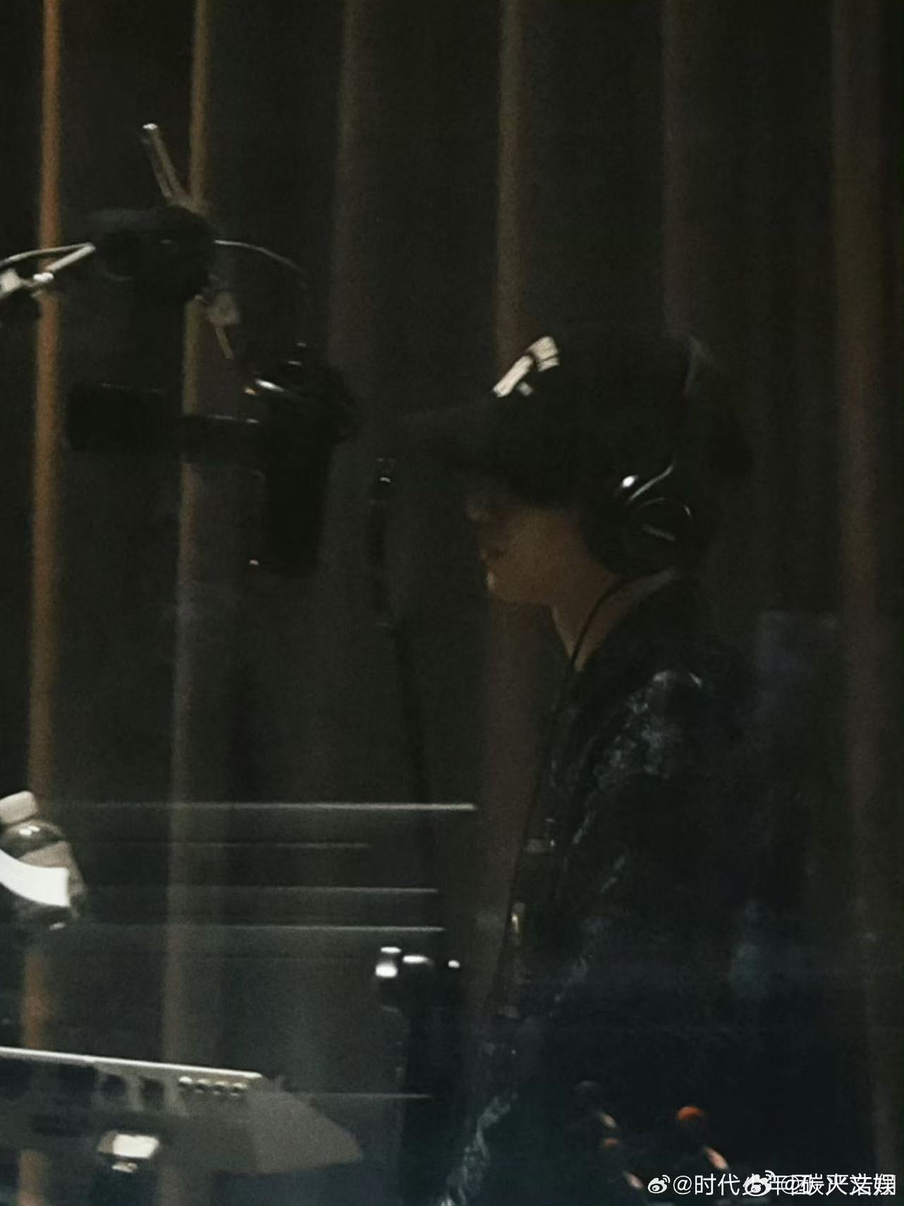 严浩翔问下一首唱什么严浩翔录音室侧拍照严浩翔录音室侧拍照，下一首唱什么，