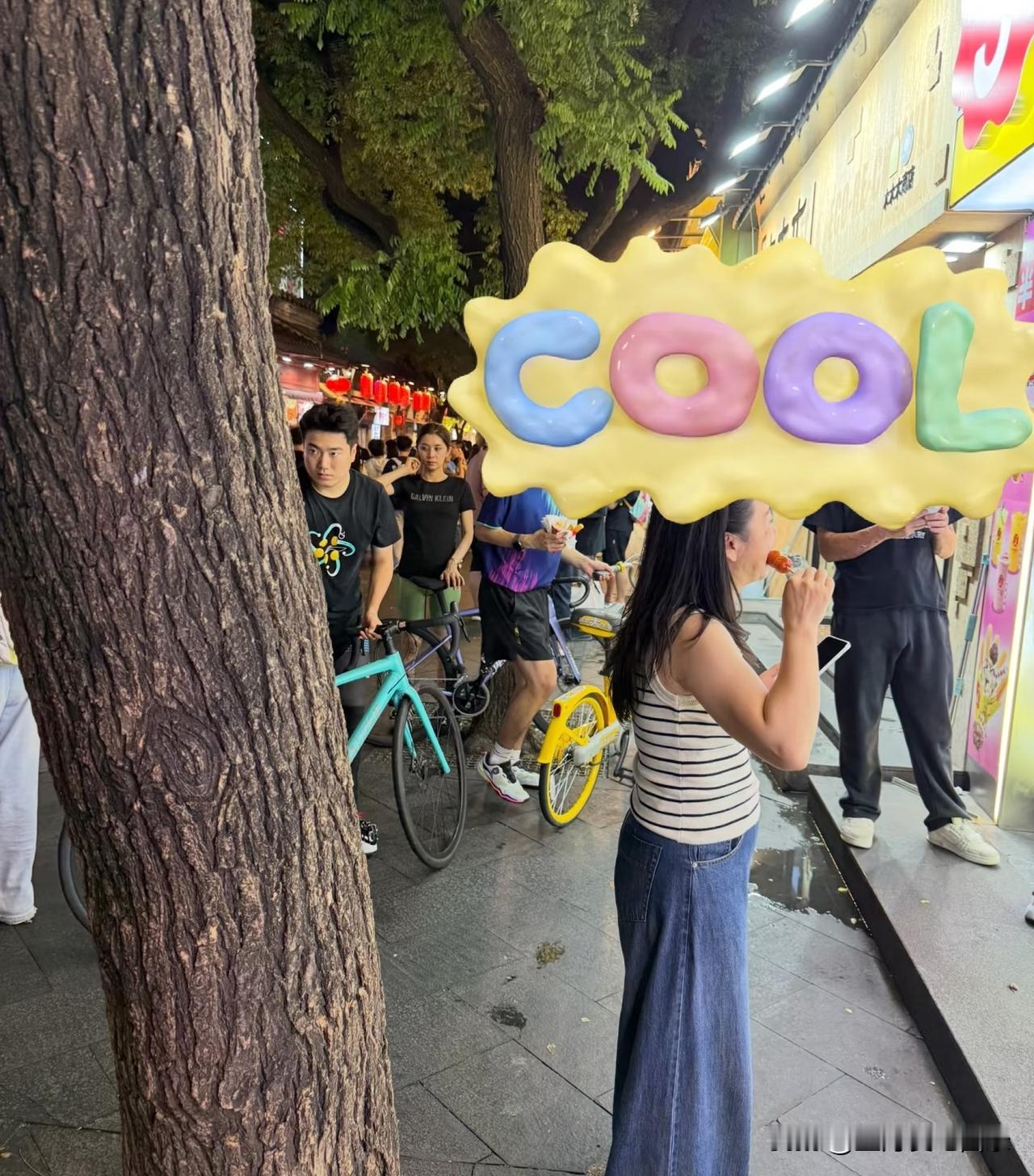 梁靖崑又和老婆一起出门骑单车了，
一起去的还有队友，
看这鞋子和衣服，
可能是徐