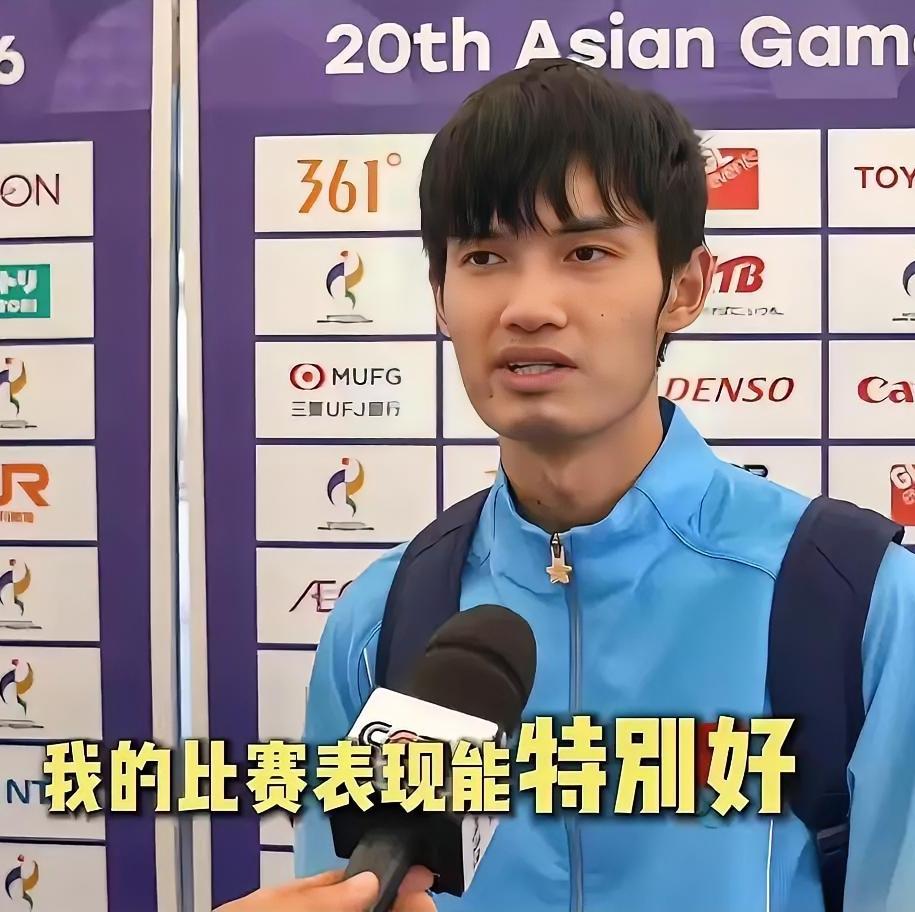 连夺三冠，
我坐在屏幕前等着看盛李豪赛后采访。

镜头里他脸上没太多表情，话筒递
