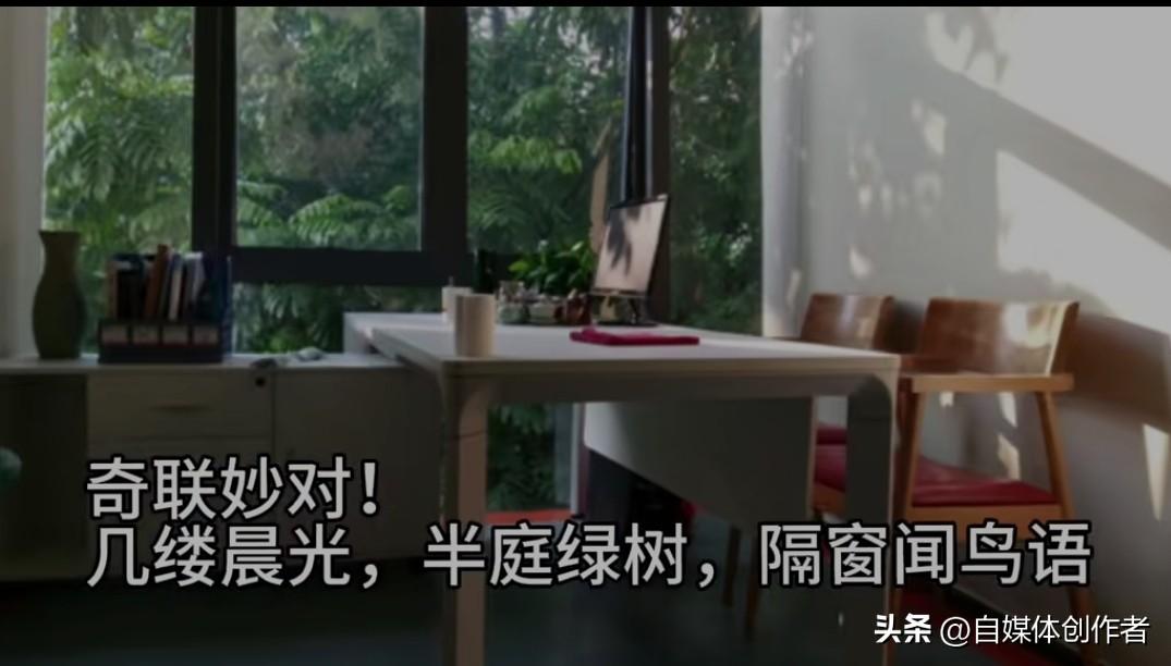 几缕晨光，半庭绿树，隔窗闻鸟语
一大清早，满街人影，隔门听买卖