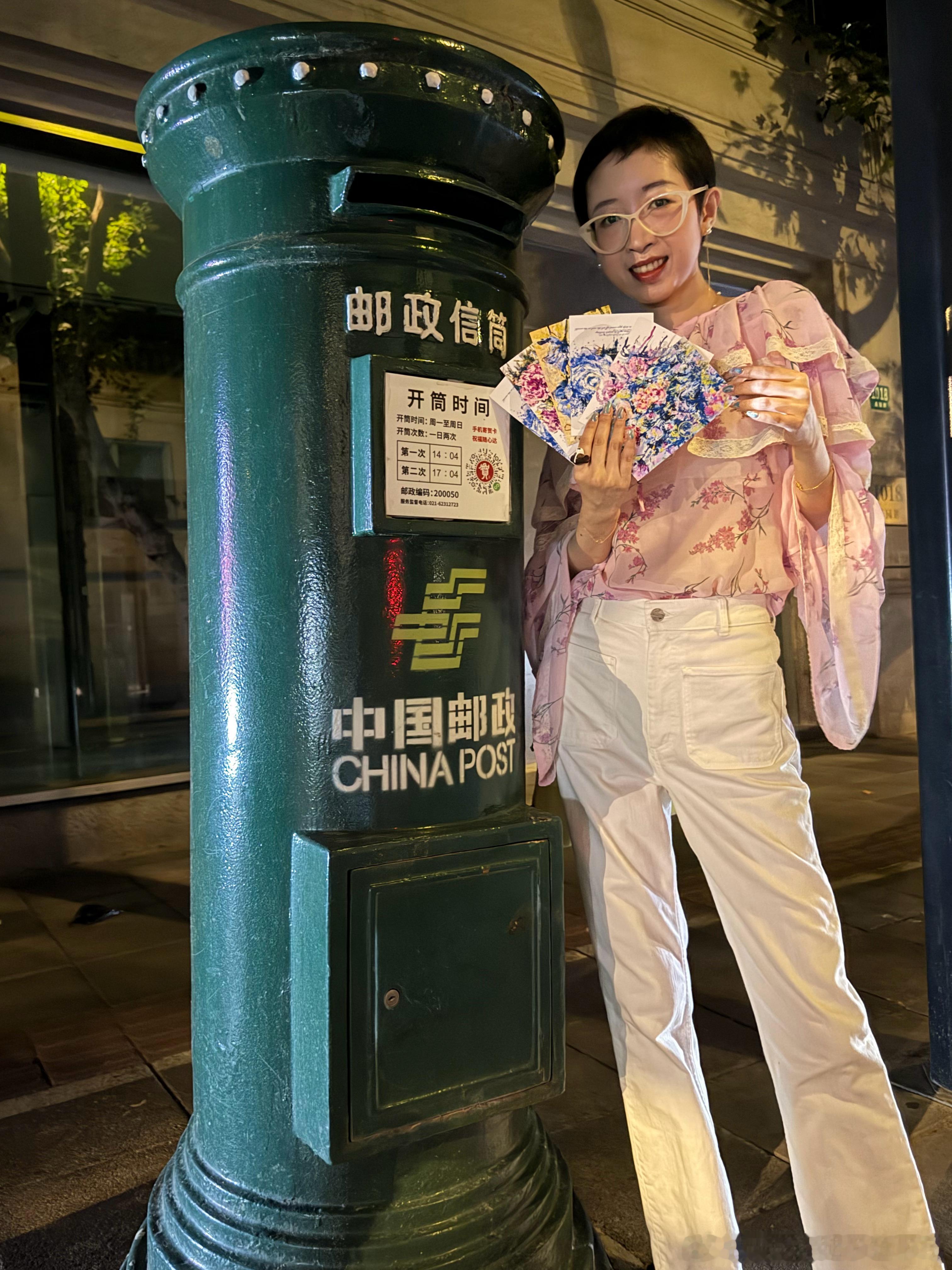 晚上写完明信片走路去邮筒寄掉，再骑车去喝一杯。晚风很舒服呀朋友们🚲 上海·昨天