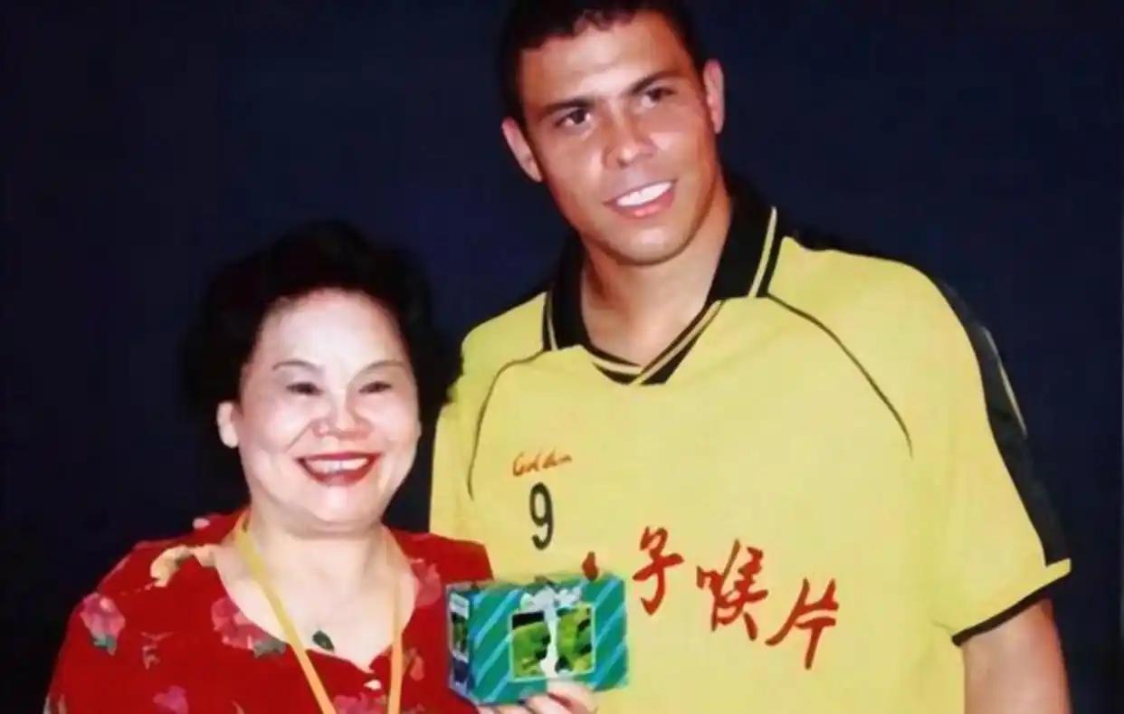 2003年，罗纳尔多来到中国，一个富婆对他说：“只要你陪我吃顿饭，我就给你30万