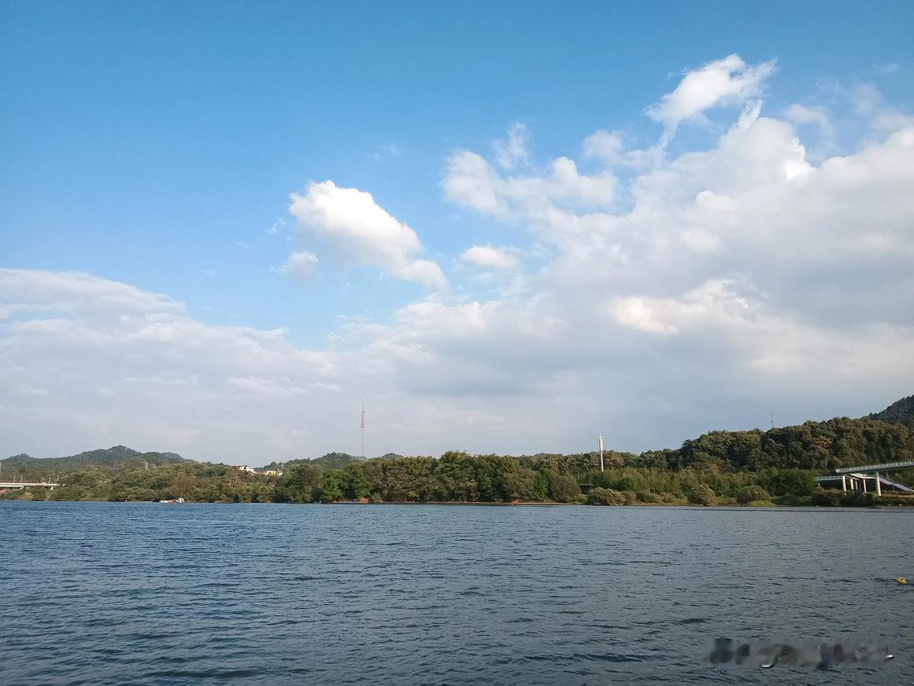 #上联：雾起山无影，诚邀下联#
雾起山无影，
云散天蔚蓝。
#记录我的9月生活#
