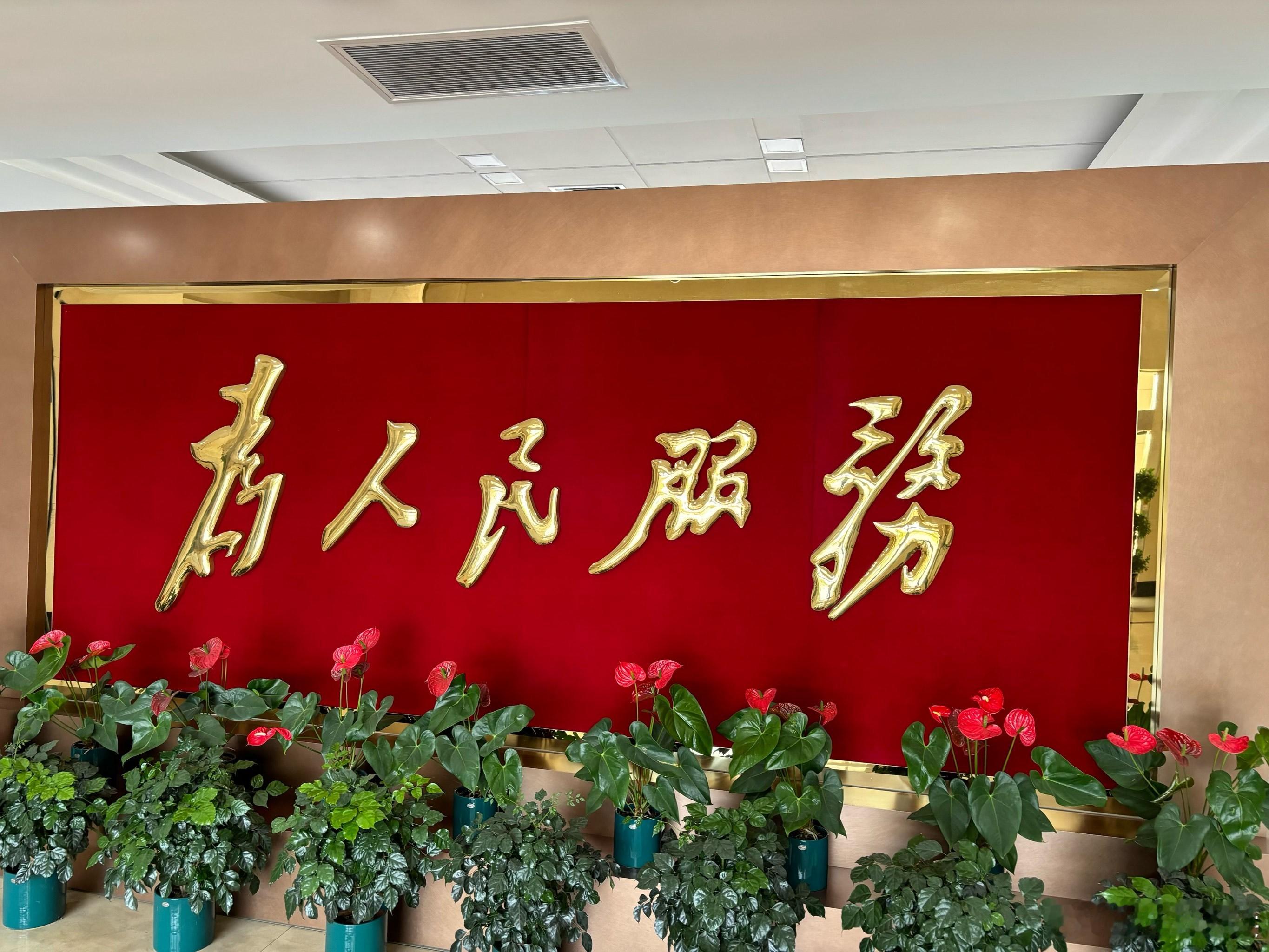 如果粉衣男是警，那穿粉衣怎么出警？如果粉衣男不是警，那他出的什么警？如果粉衣男是