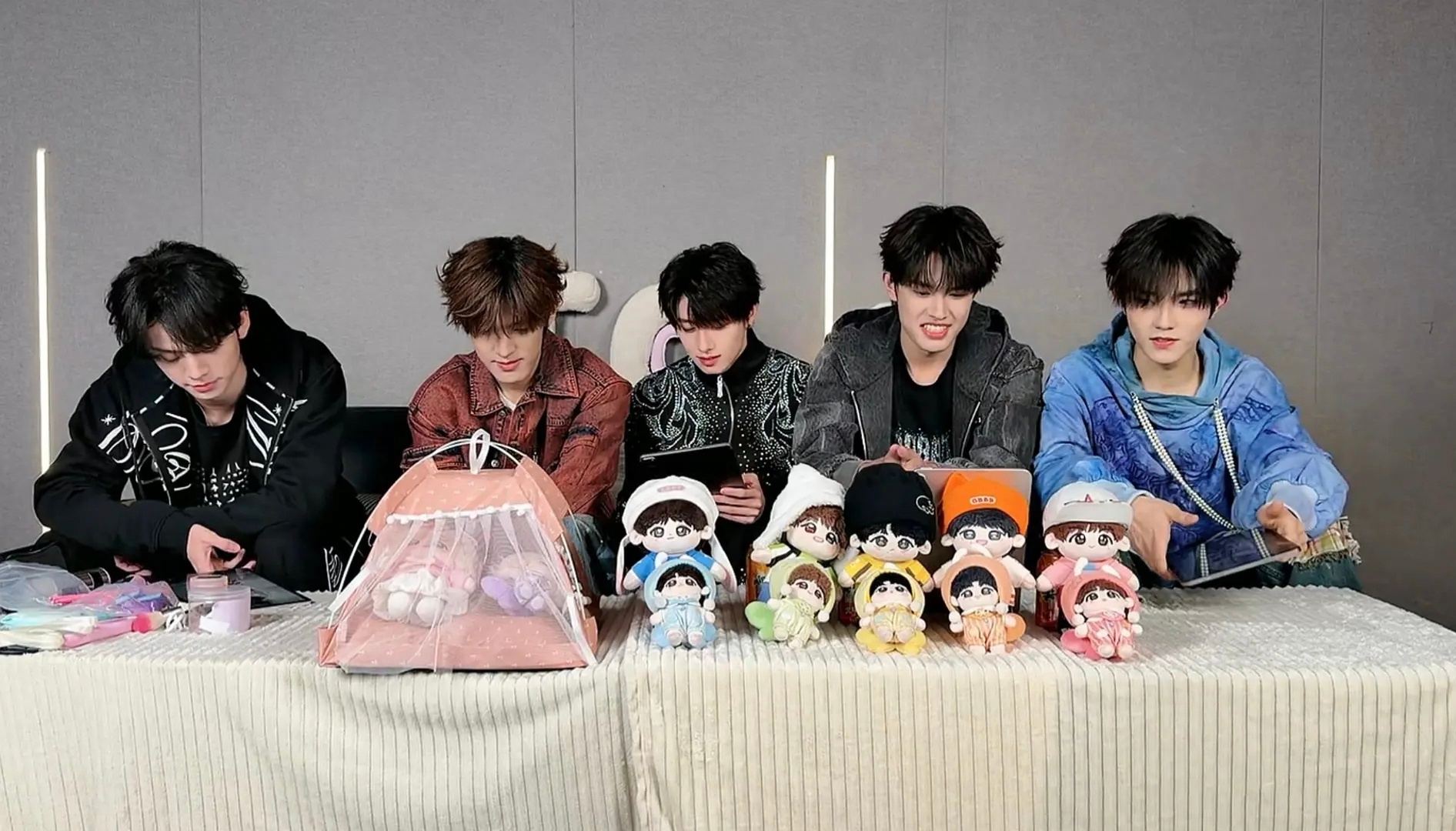 TOP登陆少年一款新型带货男团 