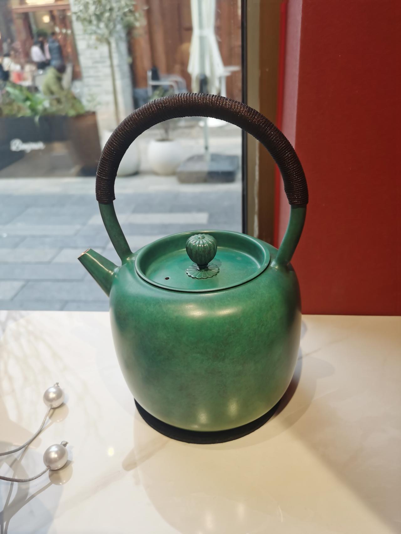 今天与一位老年朋友聊天，他说：“香港大部分家庭都雇用菲佣，我急切盼望国家开放菲佣