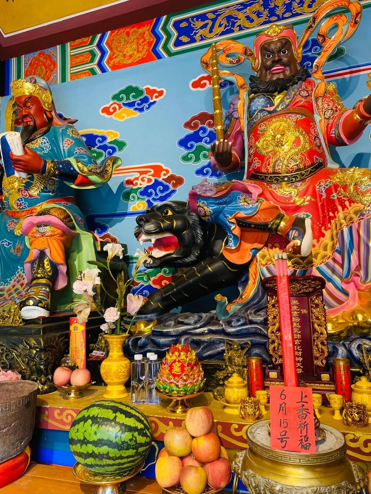 今日大吉，你必定被吉神青睐，6月15日吉时师父在财神殿为众粉加持福慧财运[作揖]