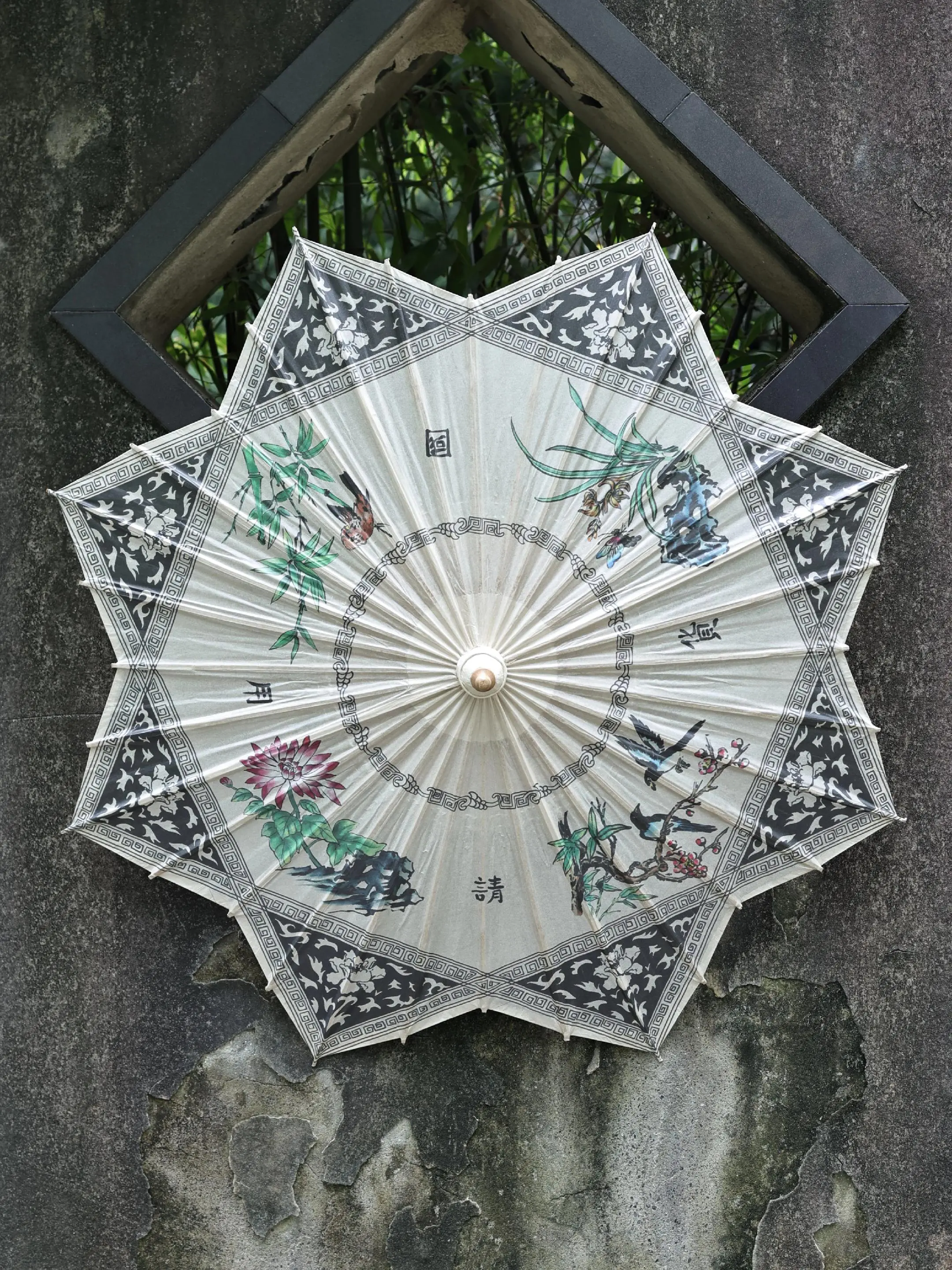 【国风系列】请用国货·油纸伞。伞骨裁取江南的风，伞面洇着千年的墨，每一...