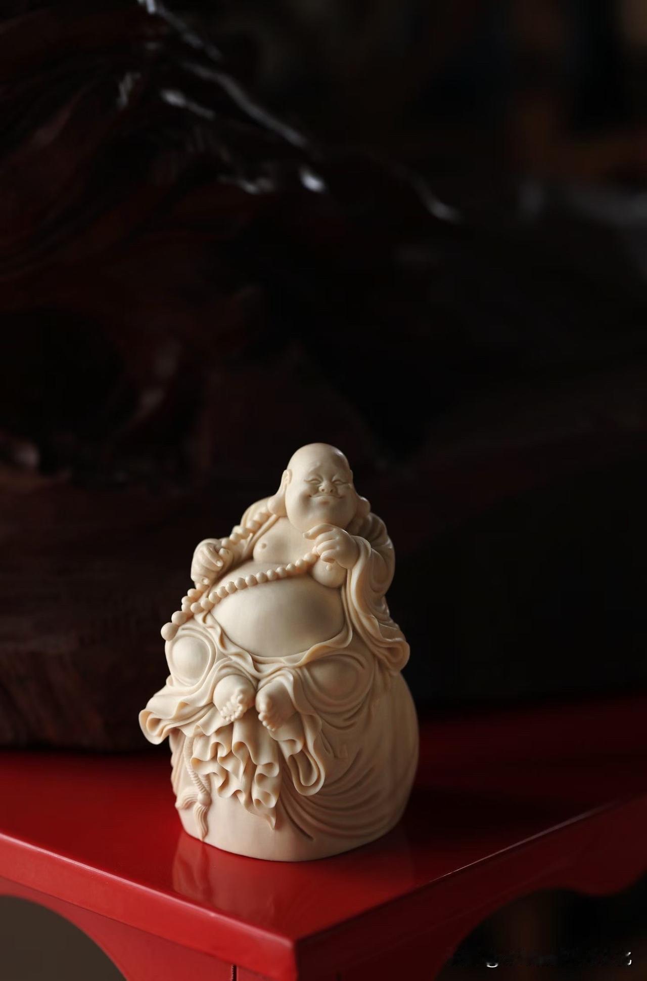 有些弥勒，一看就在笑。
可真正打动人的，不只是“喜气”，而是那种看透世事后的松弛