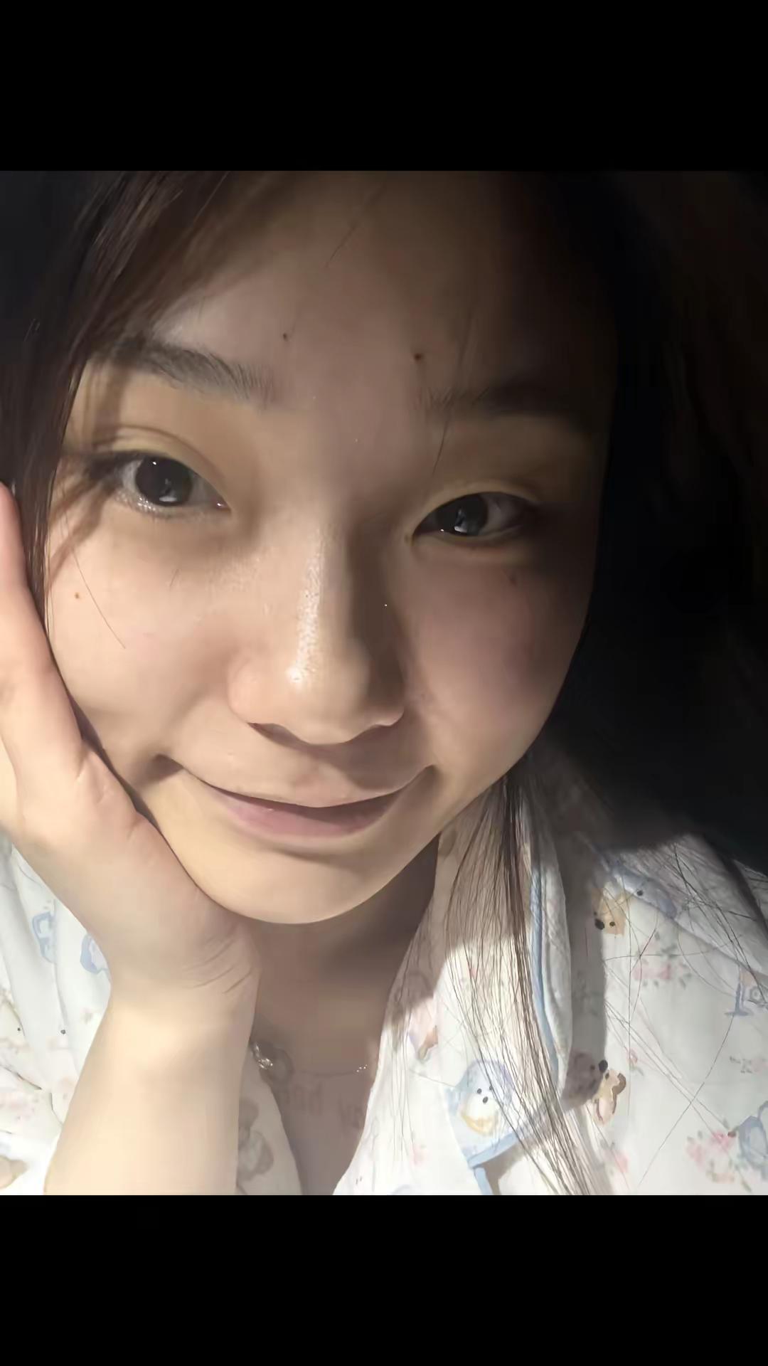 有人嫌弃你素颜太丑不够好看 有人捏着你的脸告诉你他爱你的所有