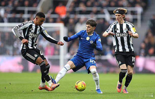 纽卡斯尔2比2切尔西 这俩动作，有啥区别吗？为啥加纳乔是黄牌，西蒙斯是红牌？估计