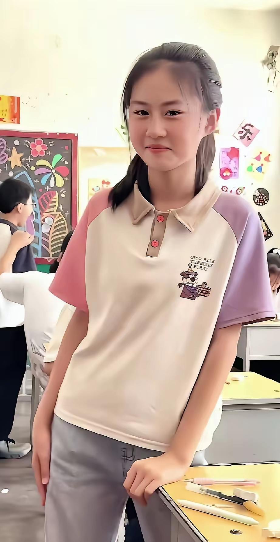 芳龄满十八，
纯是村中花。
在校成绩好，
志愿考清华。