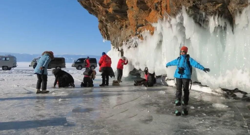 2月14日晚起，因暴雪致道路积雪，百余名中国游客被困俄罗斯“极光村”捷里别尔卡超