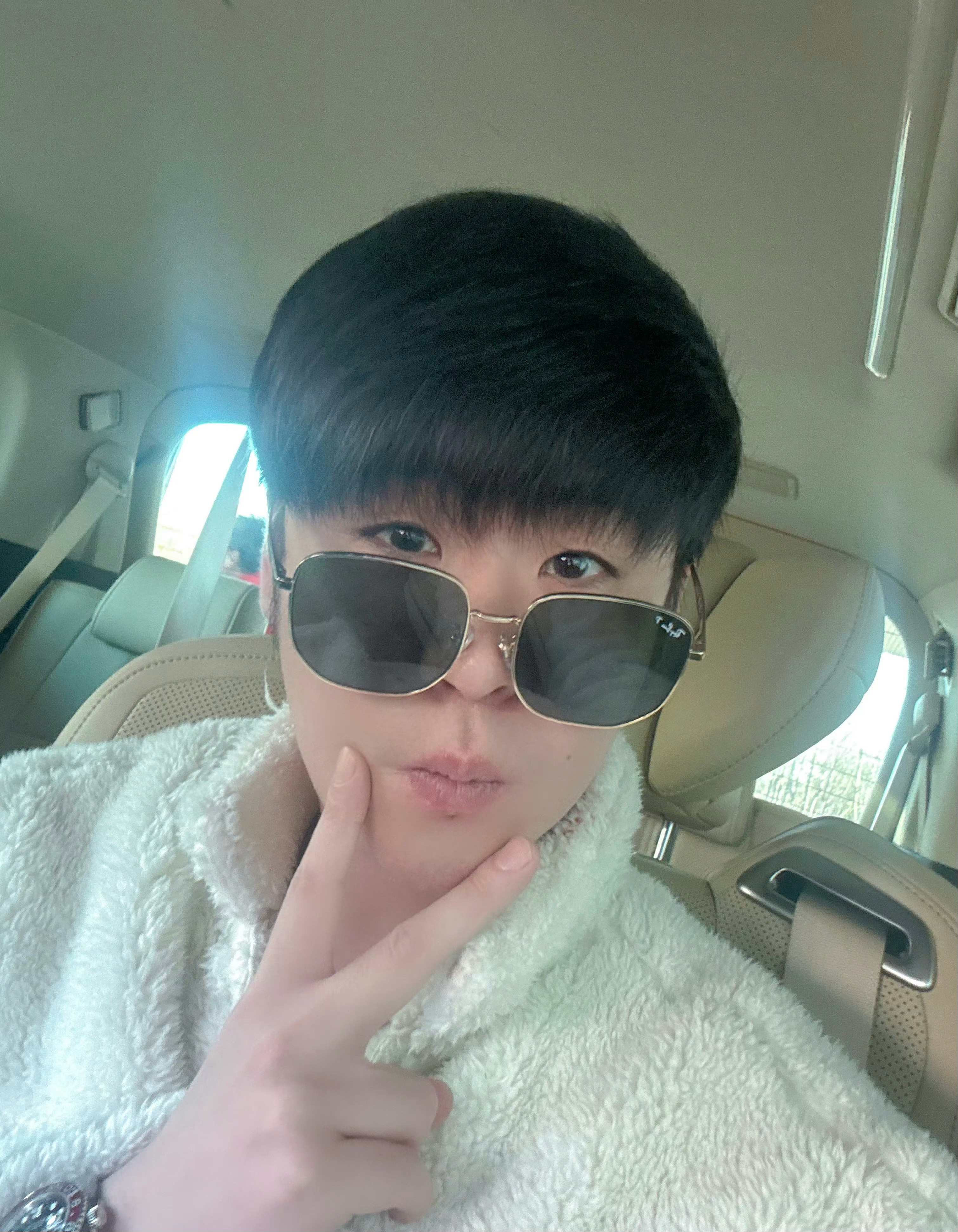 好萌的冬日自拍年末也请多多营业呀  