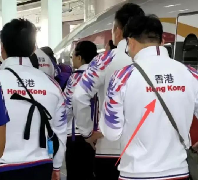 香港队服上那行字从“中国香港”变成了“香港”，没有预告、没有声明，一个赛场的小细