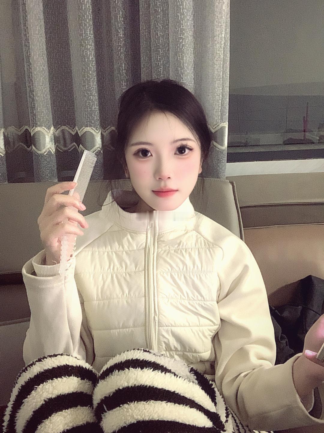 为何有一只眼睛的假睫毛乱飞