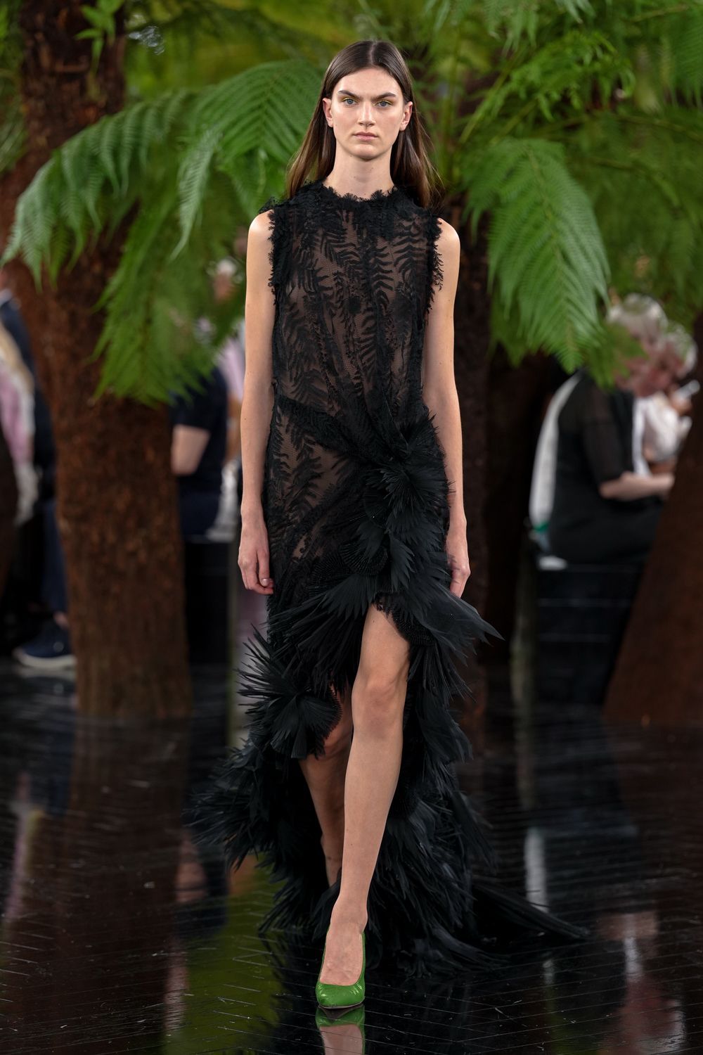 Dior 2026秋冬高订设计灵感来自蕨类植物的两个LookP1换双高跟鞋会很美