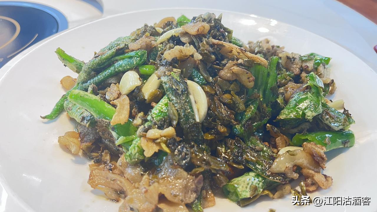 今天吃了一顿漂亮饭，三个菜都没有踩坑，比起那天在成都三个菜两个难吃好太多安慰了。