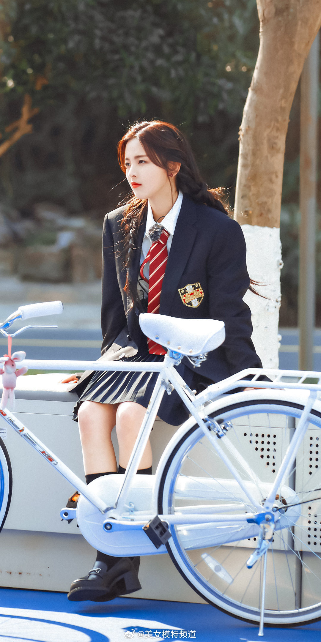 杨超越现代校园风穿搭纯美写真 