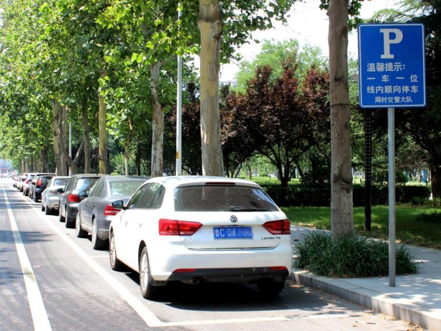 【警惕！城市道路“隐形杀手”】近日，一名电动自行车骑行者在城市道路上被追尾，令人