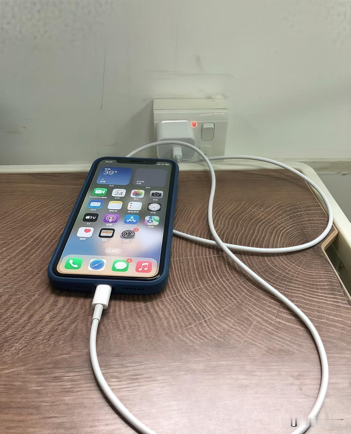 跟身边好几个用苹果的朋友闲聊，发现大家充电习惯真的五花八门，好多传了好几年的说法