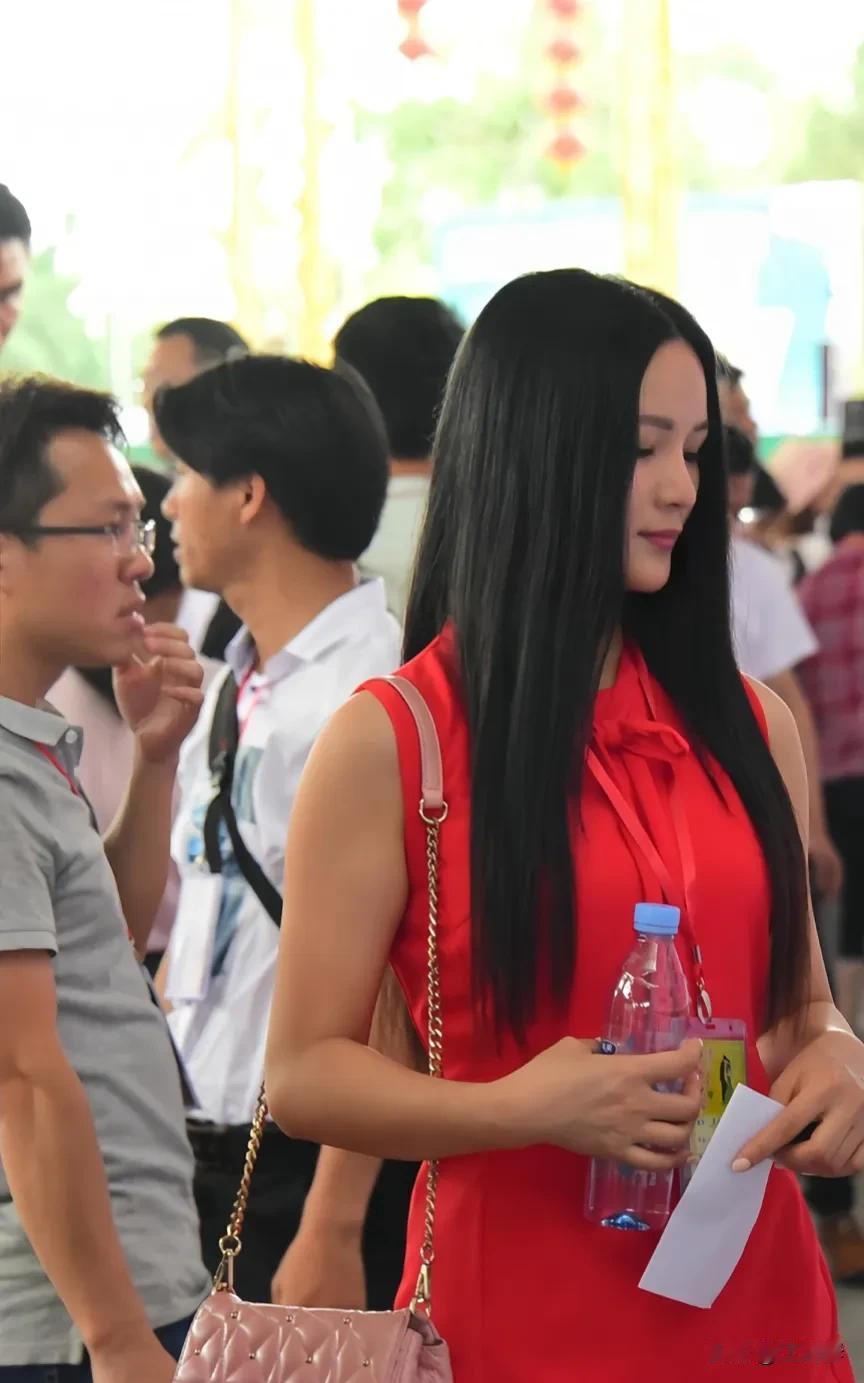 近几年，越来越明显的一个怪象:城市剩女越来越多，农村单身男一抓一大把，最根本的原