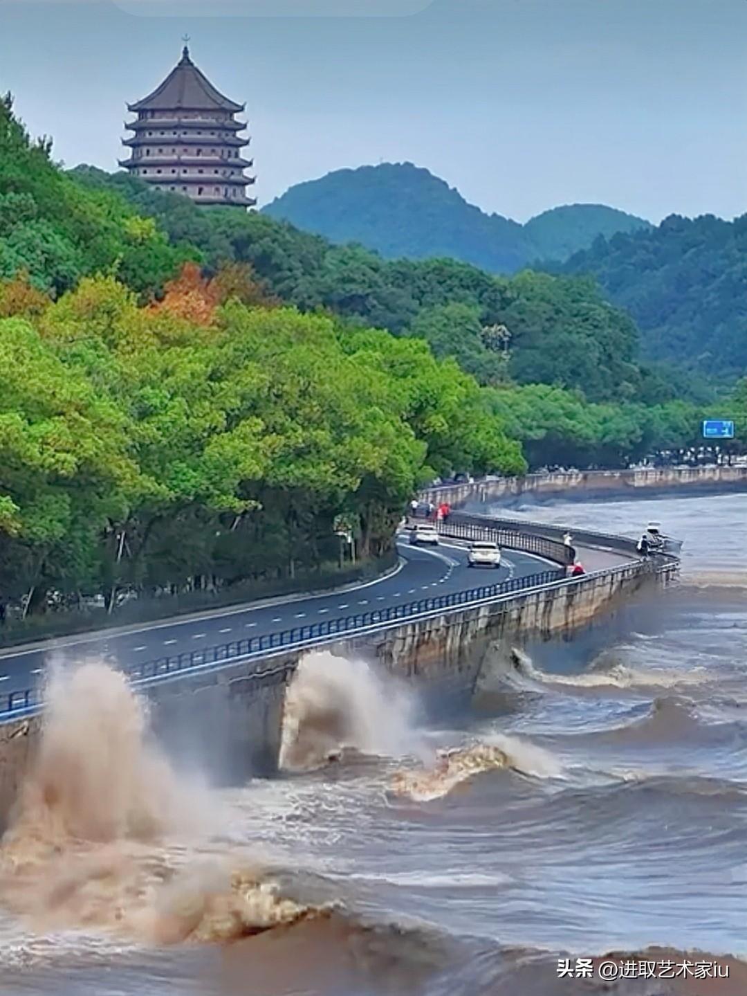 杭州市区钱塘江边的之江路沿线，是观潮体验最佳的路段，这些区域因江道形态和水利设施