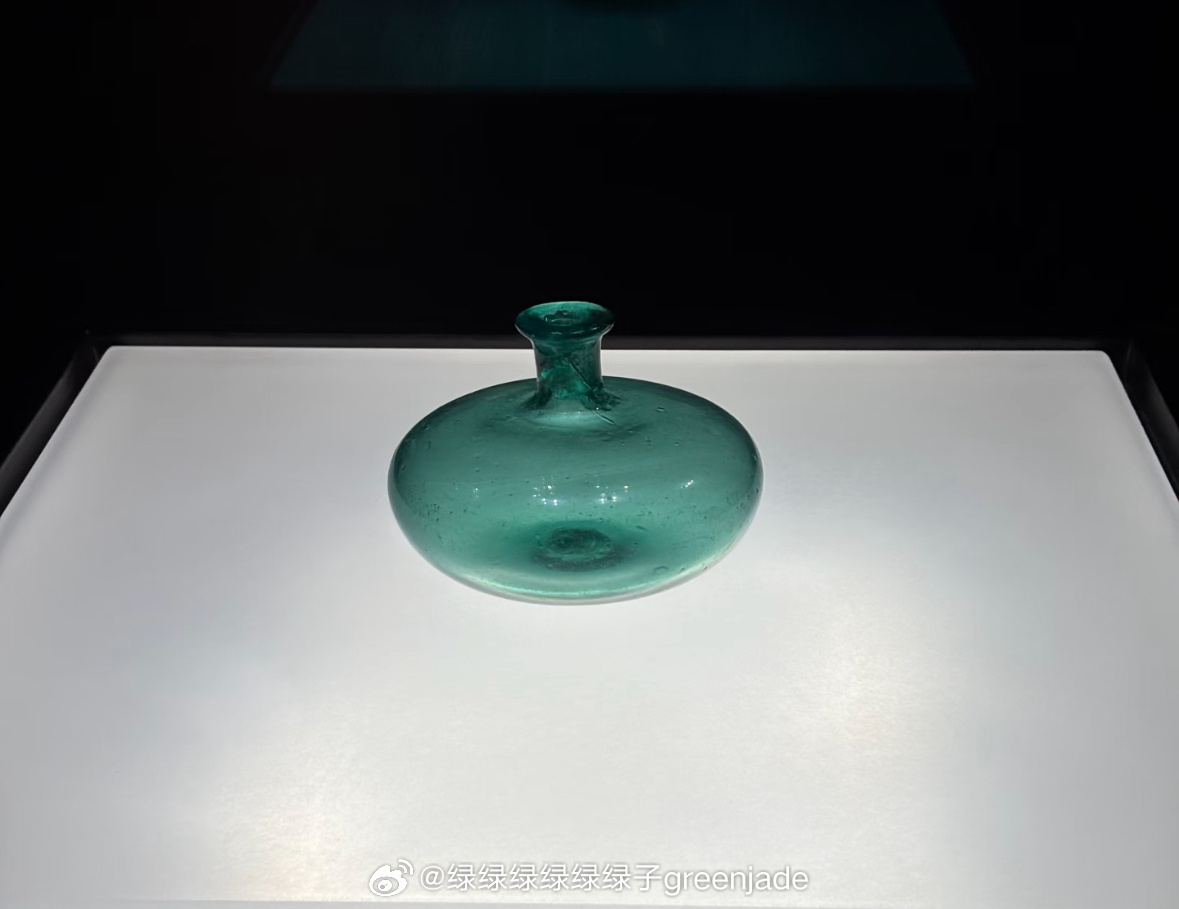 太平年吴越时期腹绿玻璃瓶，真漂亮。完全艺术品，古人审美绝了。 