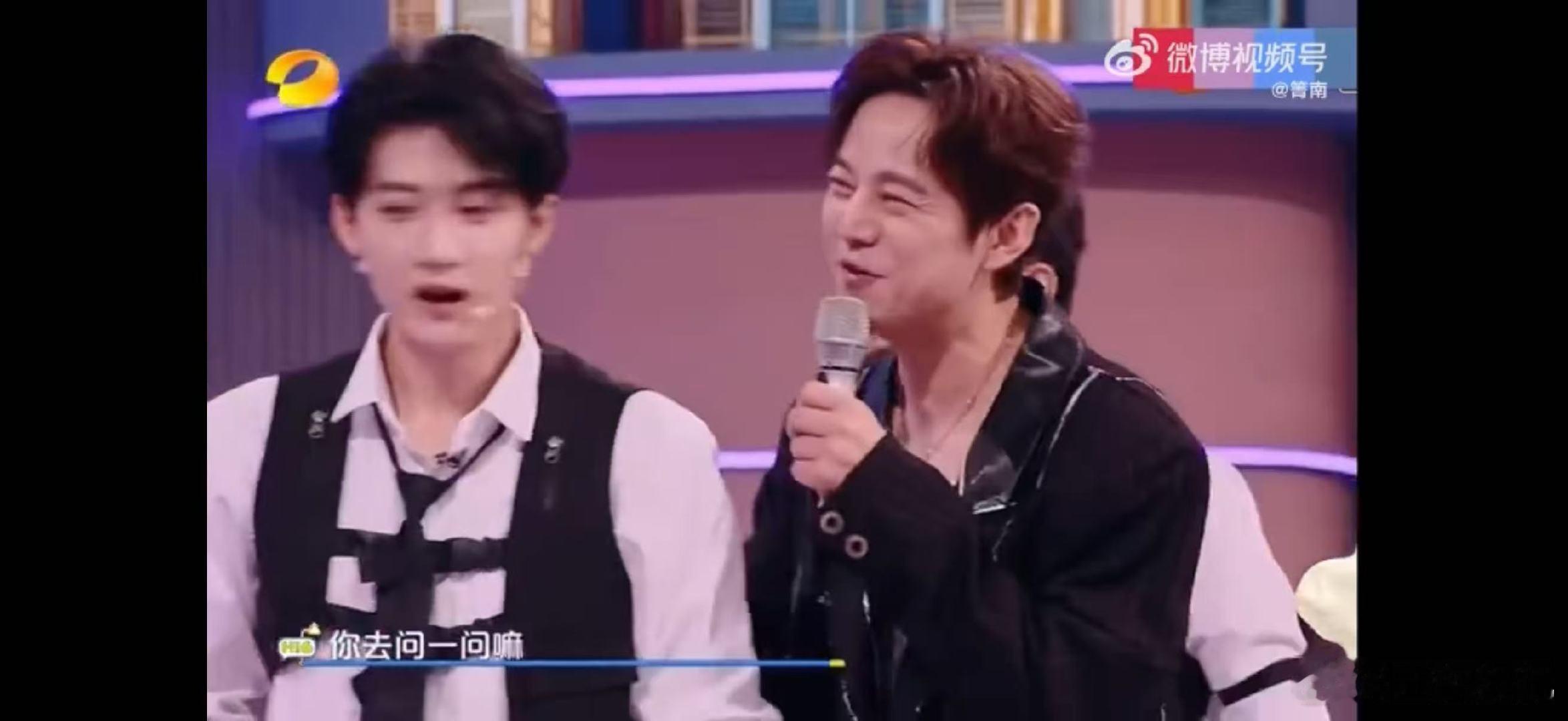 檀健次名场面实录：何老师 “参与一下”→ 立刻响应；何老师 “去问一问”→ 马上