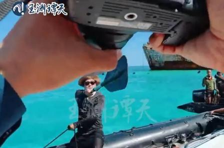 仁爱礁海域菲律宾人员驾驶小艇逼近我方海警，手持船桨、长棍主动冲撞攻击我方执法人员