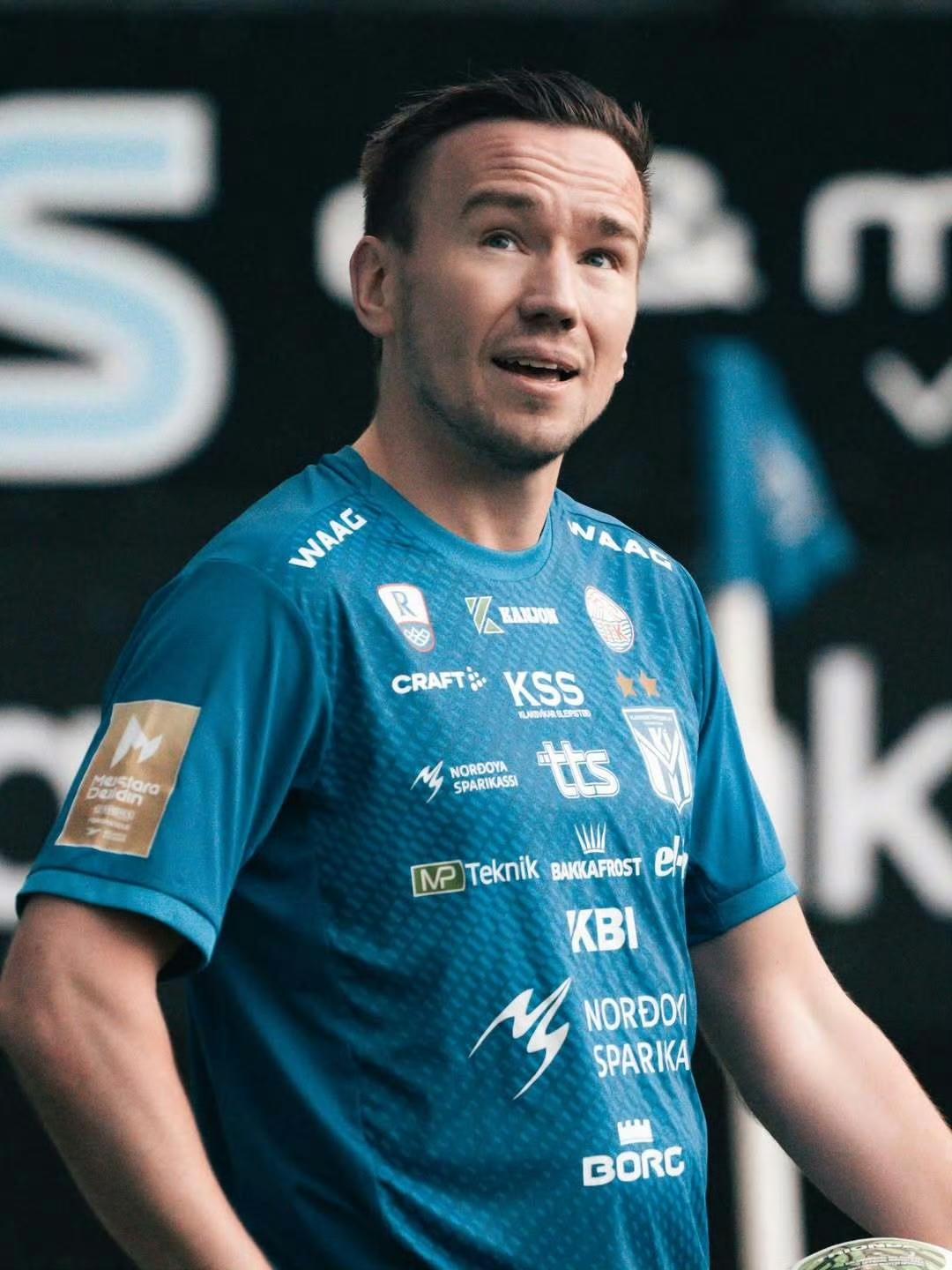 2025赛季法罗群岛联赛冠军球队克拉克斯维克队球衣，几乎全身都贴满了赞助商广告，