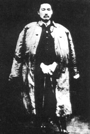 1937年陈昌浩的警卫员被马家军发现，但敌人看了一眼，就让他走，谁知一个叛徒却说