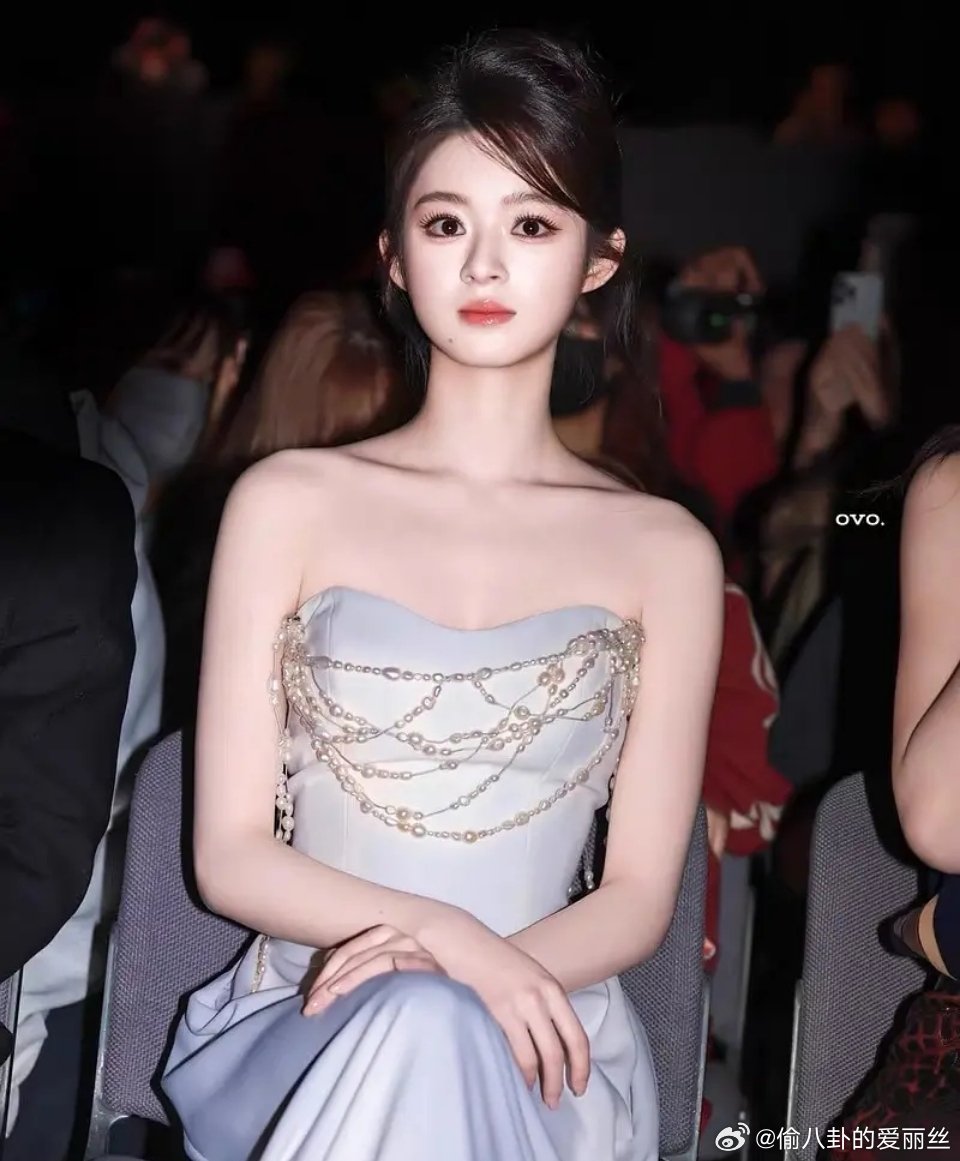 她是谁来着？长的和赵丽颖好像啊 