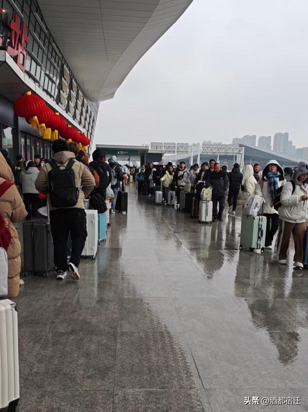 近期，网络上流传出“宿迁高铁站没人”的不实言论，现场画面直接予以回击。高铁宿迁站