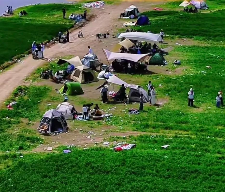 近日江苏沭阳农民干了一件大事，把通往麦田地的路给挖断了，为的就是不让车辆通行。原